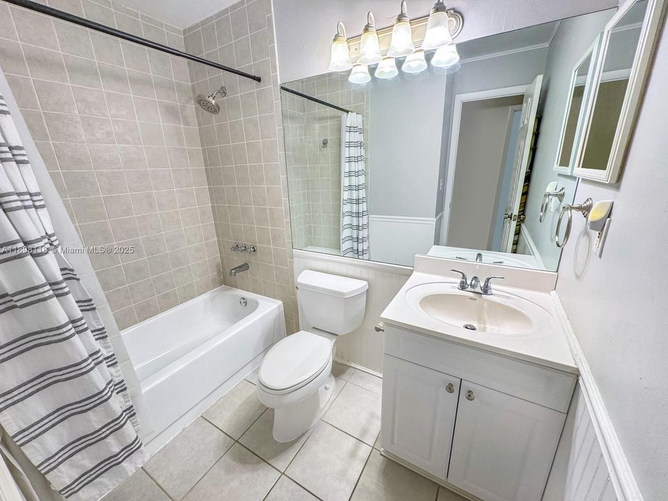 合同活跃: $425,000 (3 贝兹, 2 浴室, 1377 平方英尺)