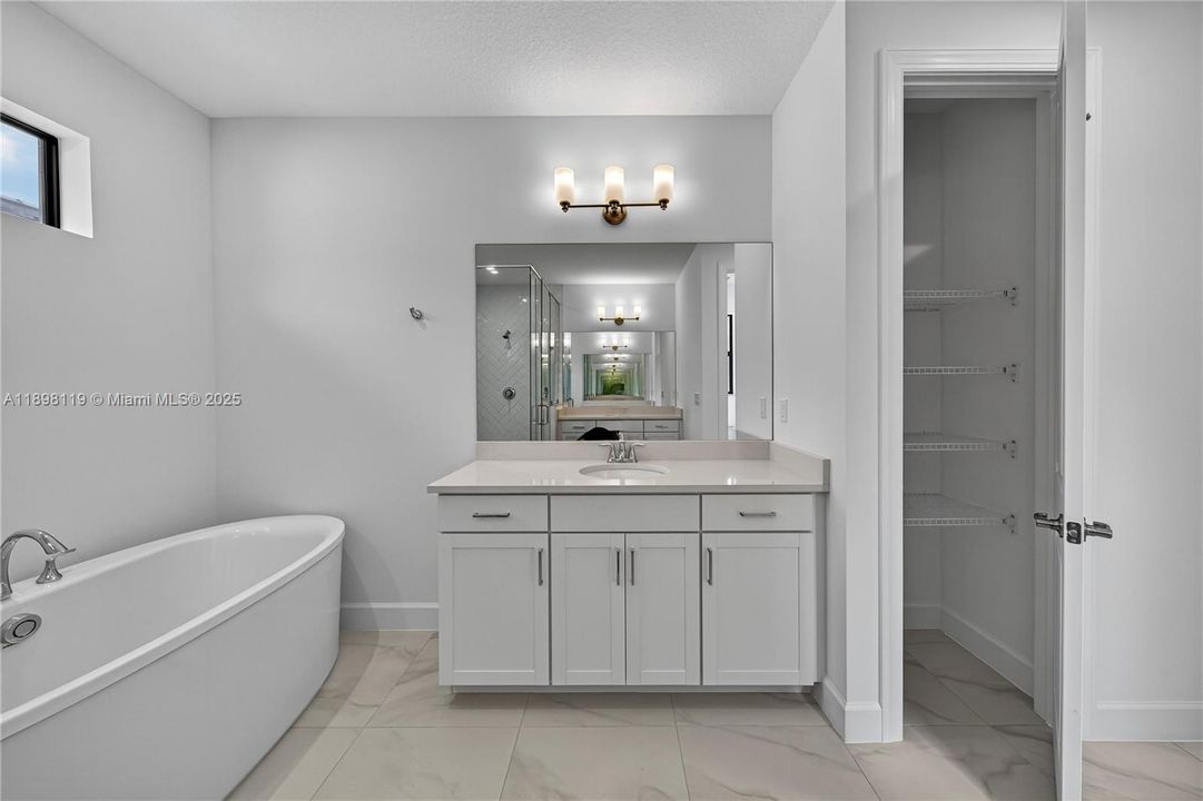 В аренду: $7,900 (4 спален, 3 ванн, 3748 Квадратных фут)