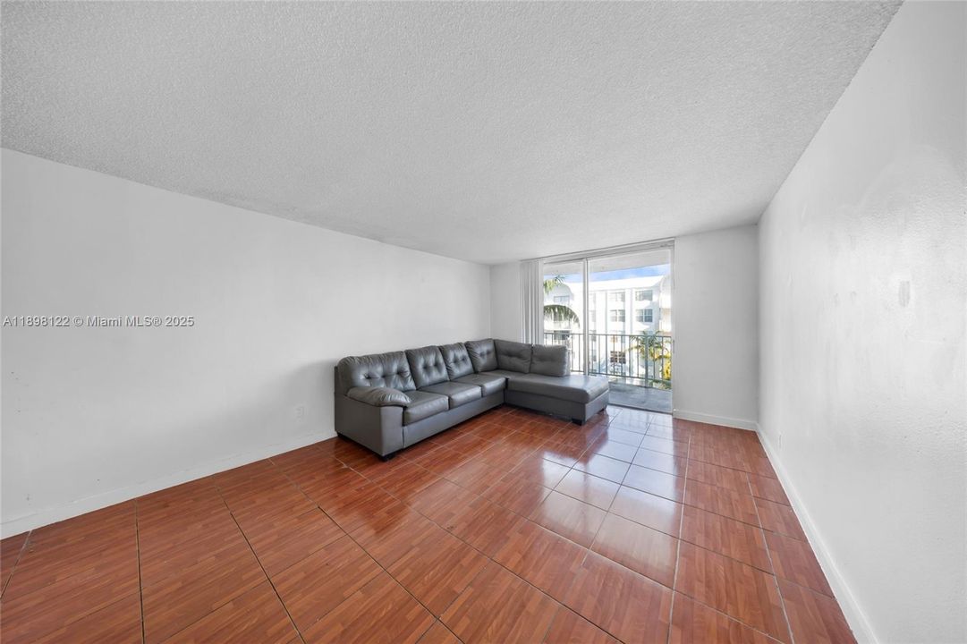 For Rent: $2,000 (2 beds, 2 baths, 1175 Square Feet)