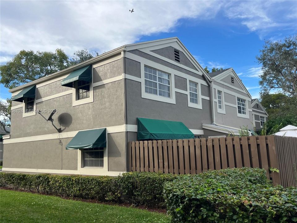 For Rent: $3,350 (3 beds, 2 baths, 1302 Square Feet)