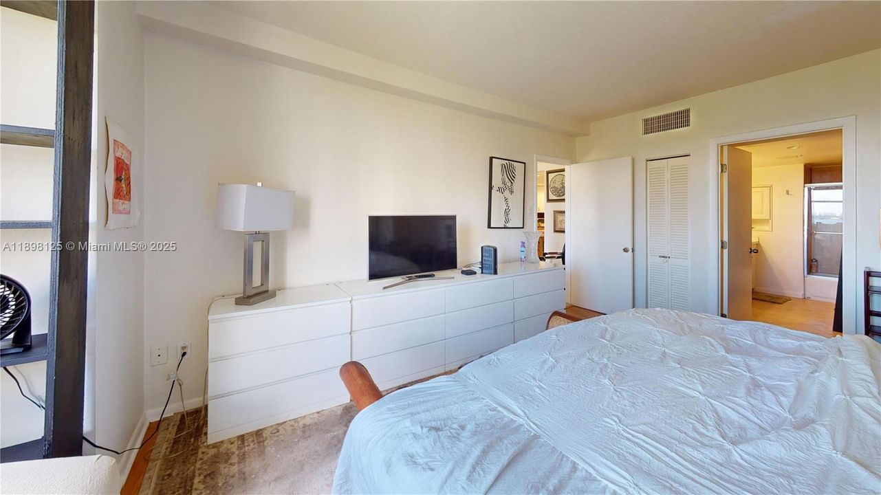 For Sale: $279,000 (2 beds, 2 baths, 1353 Square Feet)