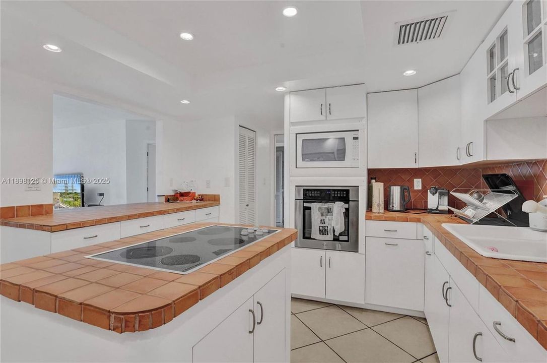 For Sale: $279,000 (2 beds, 2 baths, 1353 Square Feet)