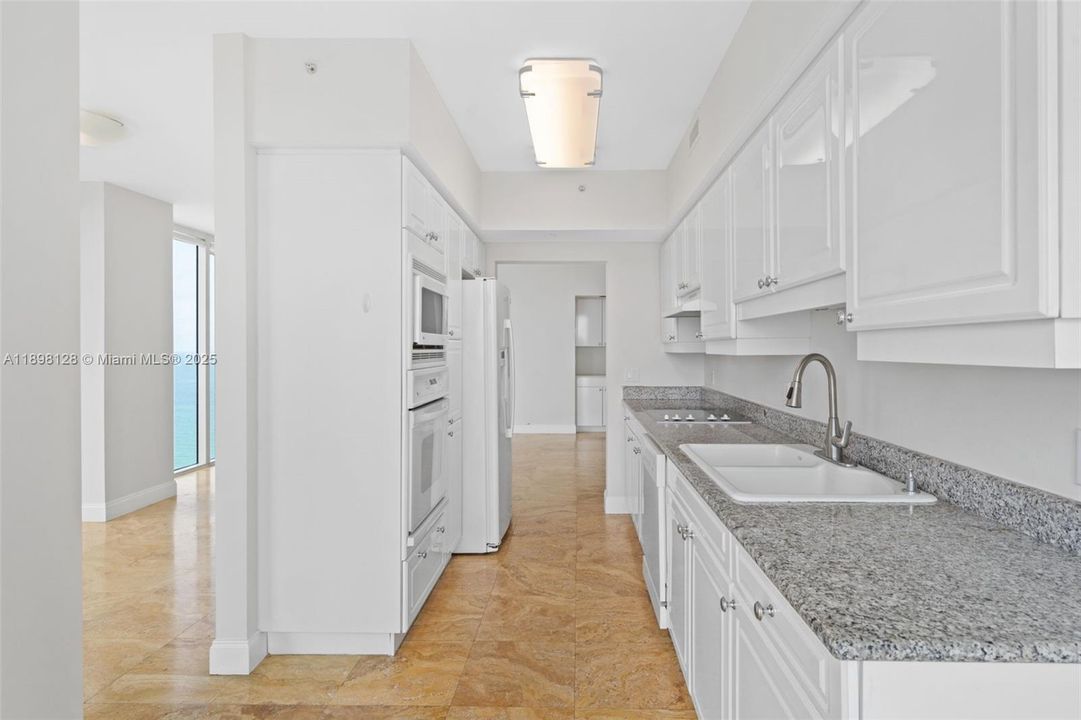 Recently Rented: $6,500 (2 beds, 2 baths, 1380 Square Feet)