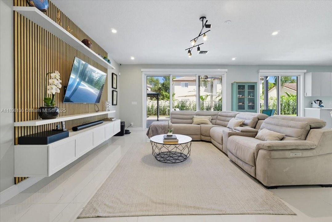 Active With Contract: $1,435,000 (5 beds, 3 baths, 3416 Square Feet)