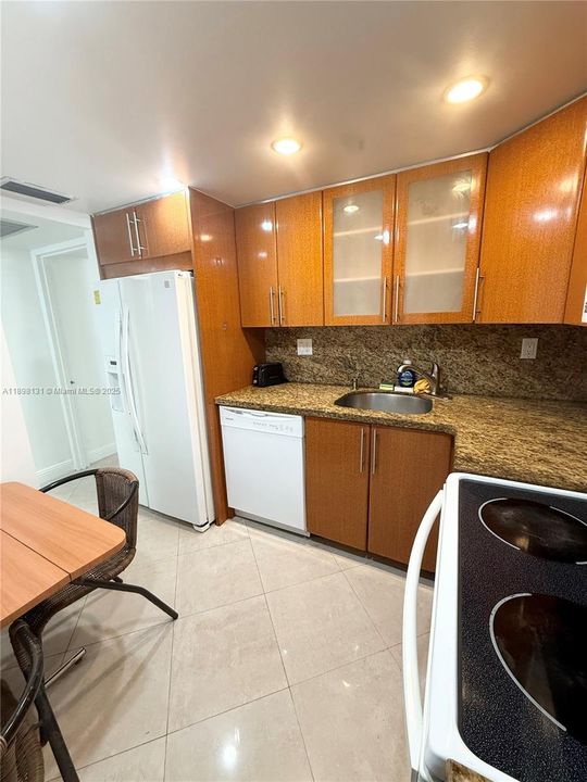 For Rent: $2,150 (1 beds, 1 baths, 725 Square Feet)