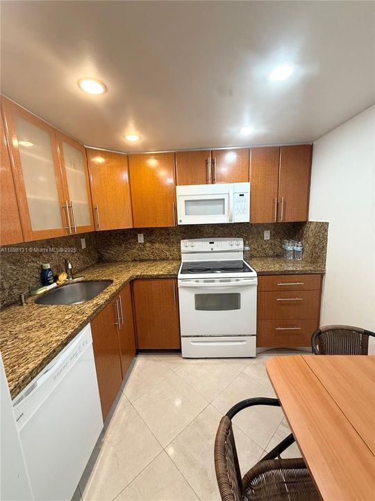 For Rent: $2,150 (1 beds, 1 baths, 725 Square Feet)