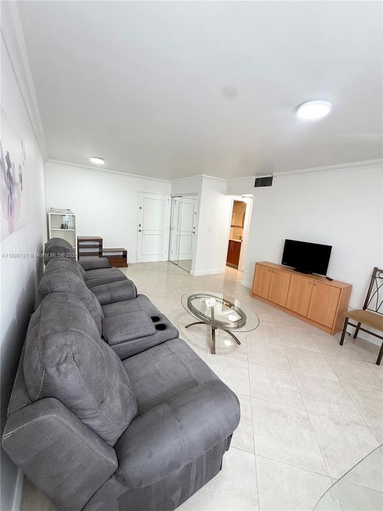 For Rent: $2,150 (1 beds, 1 baths, 725 Square Feet)