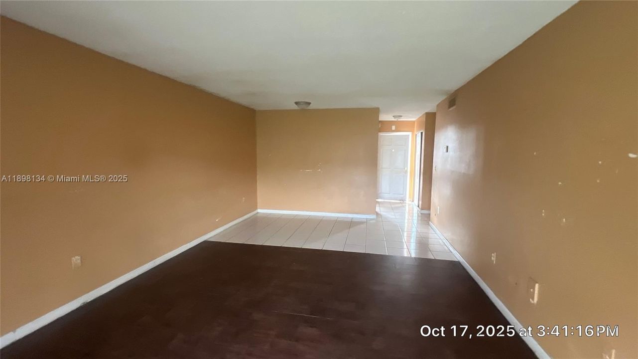 For Sale: $120,000 (1 beds, 1 baths, 730 Square Feet)