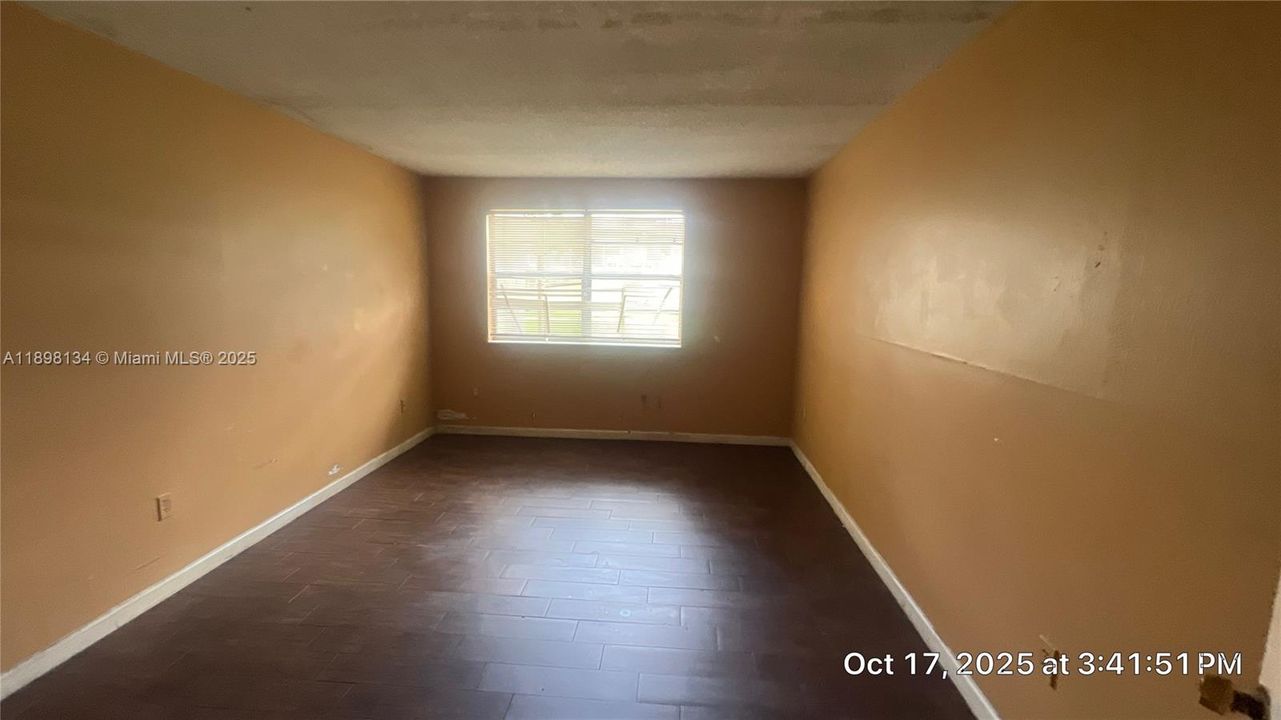 For Sale: $120,000 (1 beds, 1 baths, 730 Square Feet)