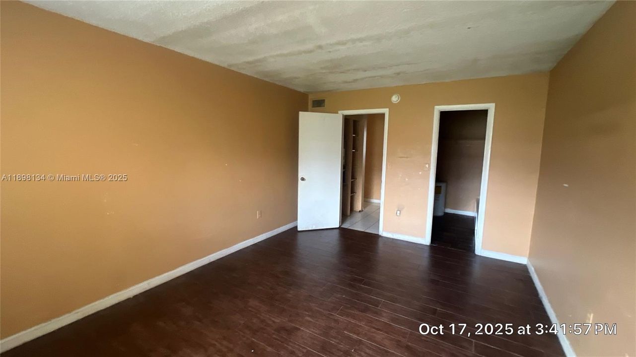 For Sale: $120,000 (1 beds, 1 baths, 730 Square Feet)