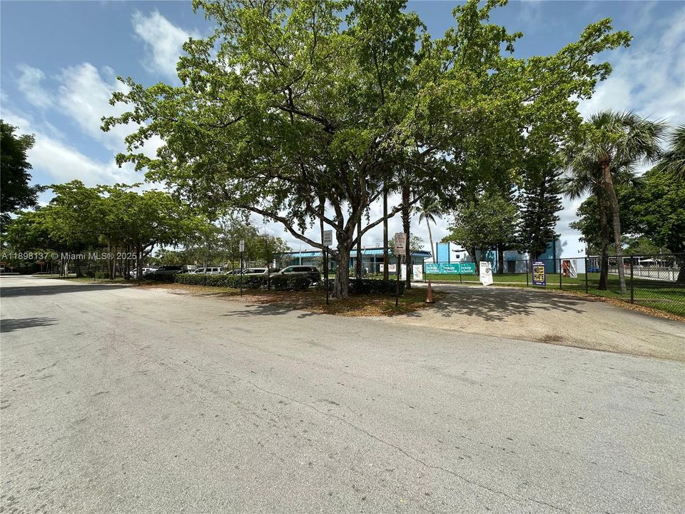 Recently Rented: $1,700 (2 beds, 1 baths, 700 Square Feet)