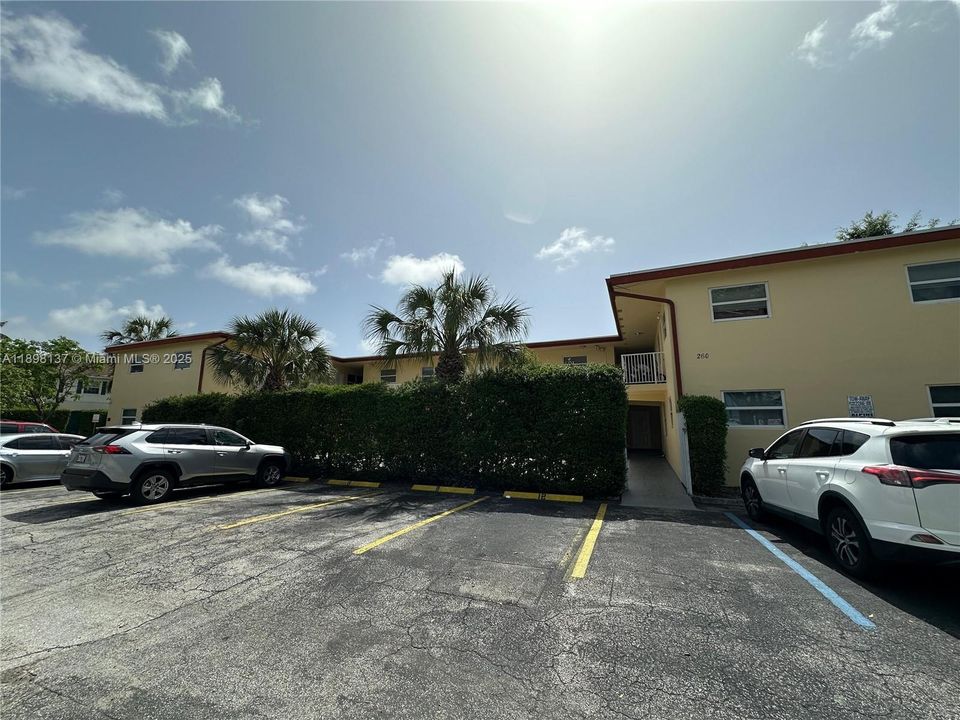 Recently Rented: $1,700 (2 beds, 1 baths, 700 Square Feet)