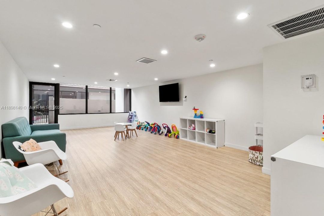 For Sale: $1,150,000 (3 beds, 3 baths, 1890 Square Feet)