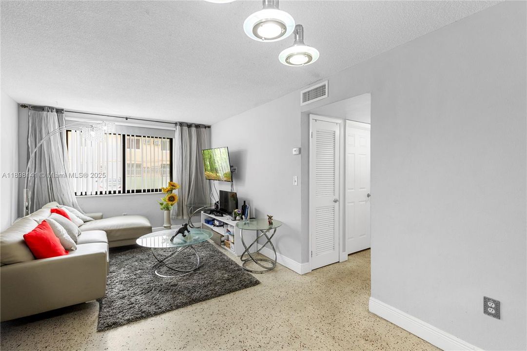 Active With Contract: $220,000 (2 beds, 1 baths, 692 Square Feet)