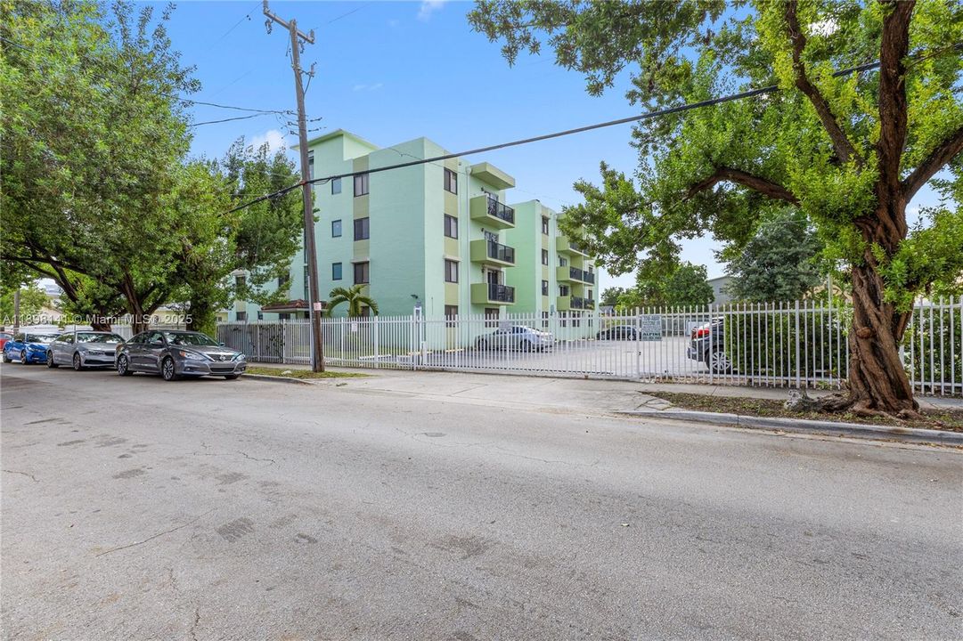 Active With Contract: $220,000 (2 beds, 1 baths, 692 Square Feet)