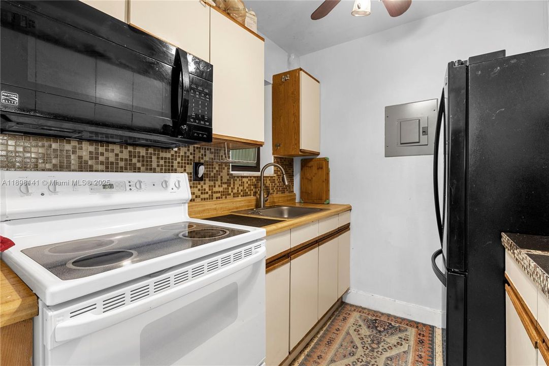 Active With Contract: $220,000 (2 beds, 1 baths, 692 Square Feet)