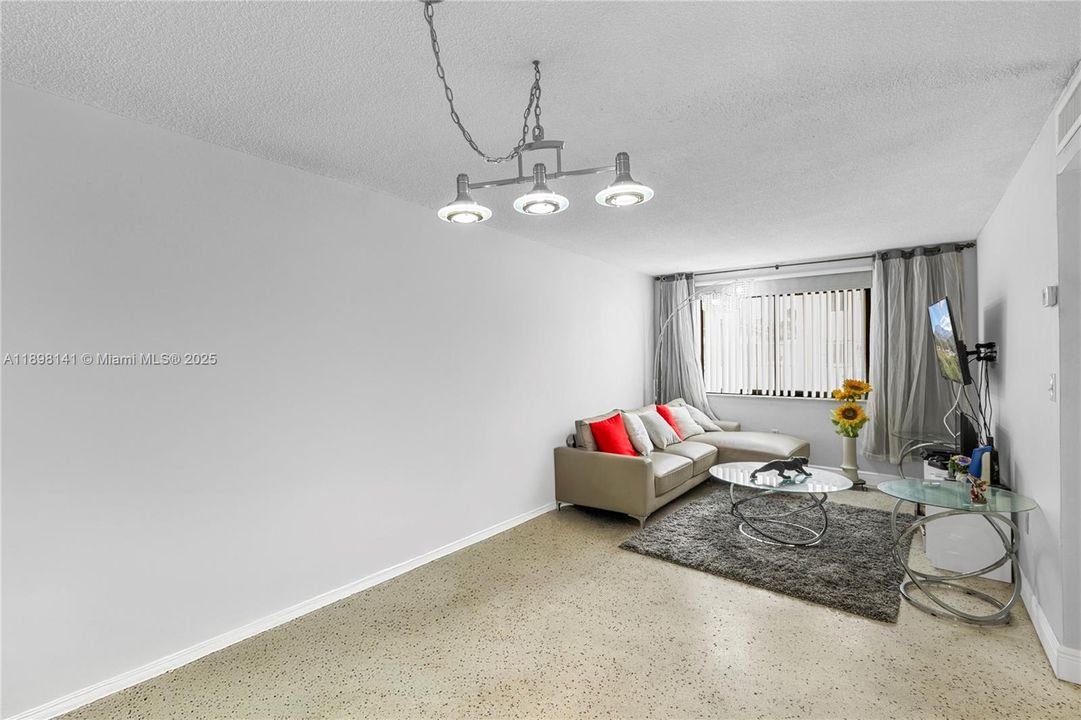 Active With Contract: $220,000 (2 beds, 1 baths, 692 Square Feet)