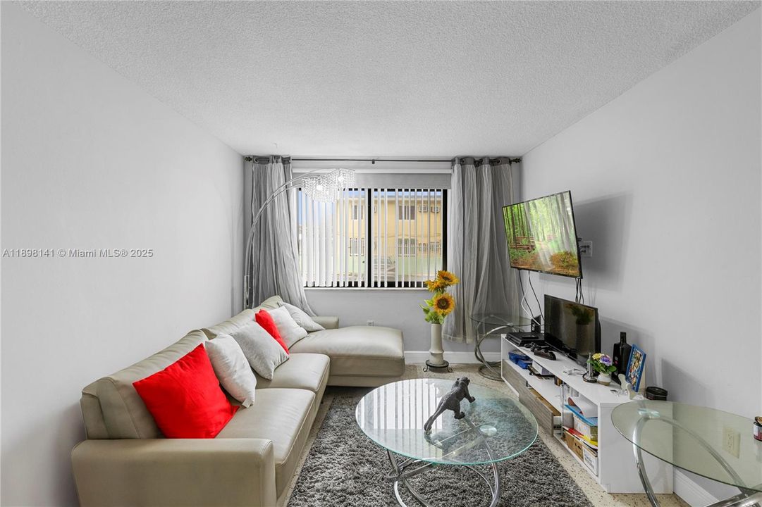 Active With Contract: $220,000 (2 beds, 1 baths, 692 Square Feet)