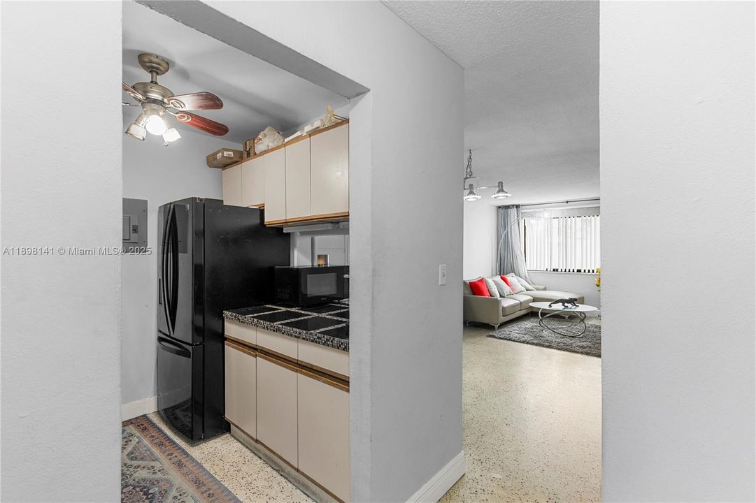 Active With Contract: $220,000 (2 beds, 1 baths, 692 Square Feet)