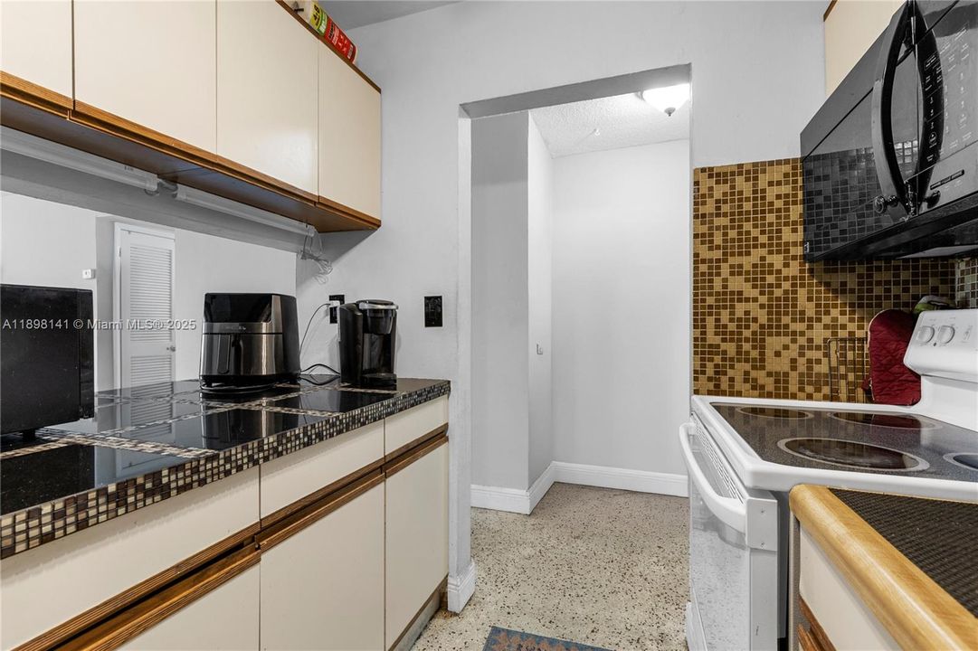 Active With Contract: $220,000 (2 beds, 1 baths, 692 Square Feet)