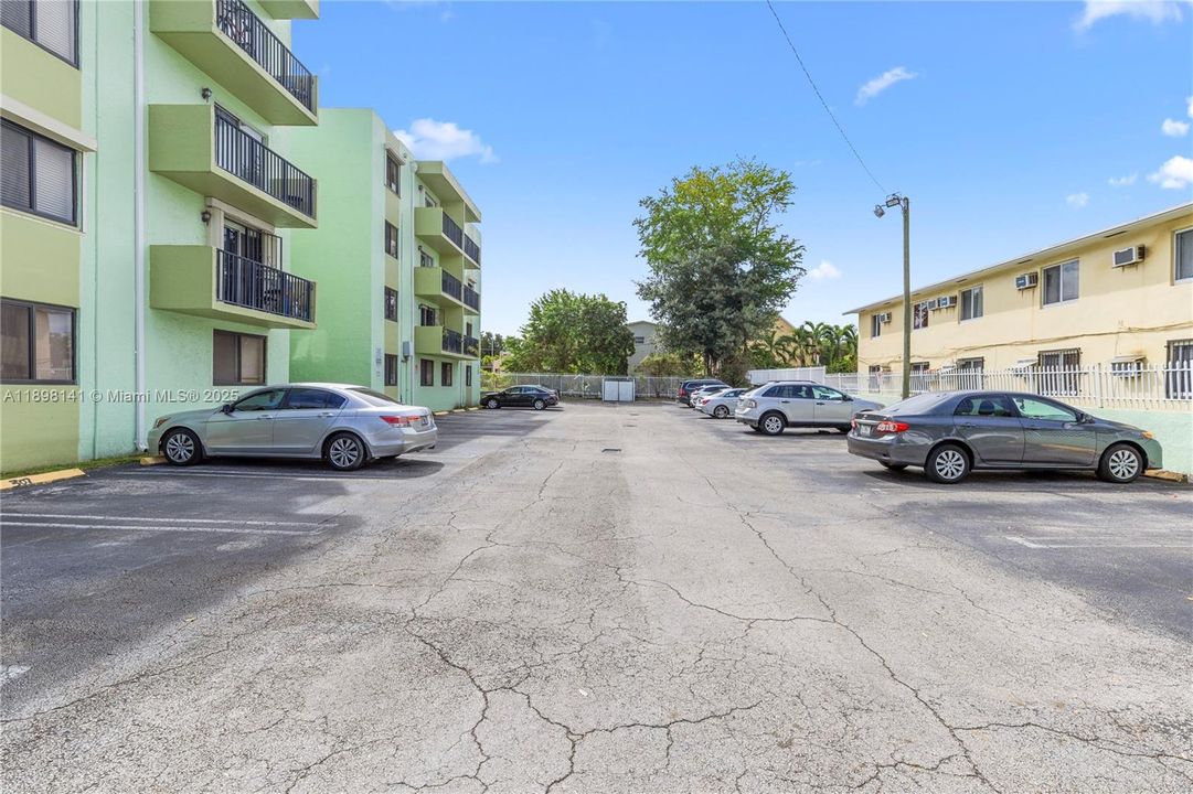 Active With Contract: $220,000 (2 beds, 1 baths, 692 Square Feet)