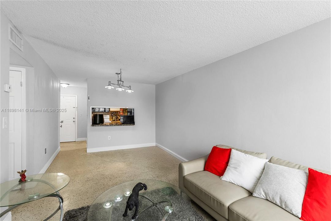 Active With Contract: $220,000 (2 beds, 1 baths, 692 Square Feet)