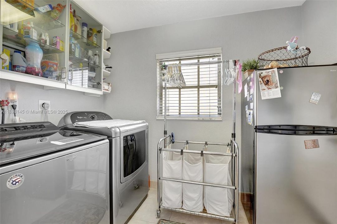 合同活跃: $1,749,900 (3 贝兹, 3 浴室, 2584 平方英尺)