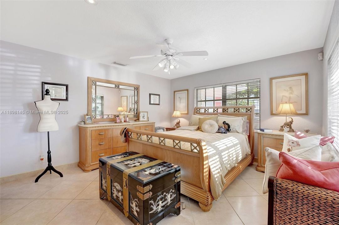 合同活跃: $1,749,900 (3 贝兹, 3 浴室, 2584 平方英尺)