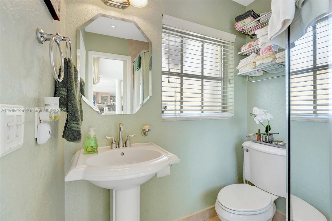 合同活跃: $1,749,900 (3 贝兹, 3 浴室, 2584 平方英尺)