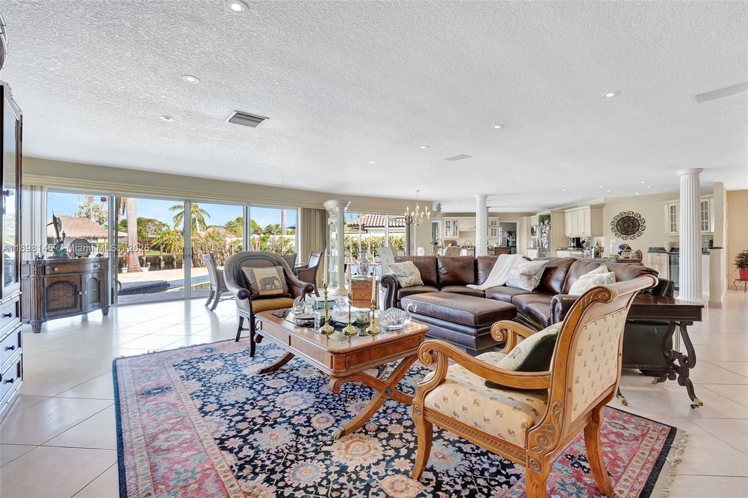 合同活跃: $1,749,900 (3 贝兹, 3 浴室, 2584 平方英尺)