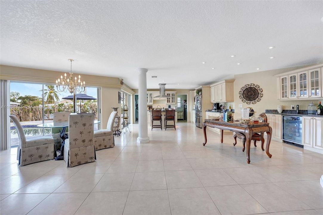 合同活跃: $1,749,900 (3 贝兹, 3 浴室, 2584 平方英尺)