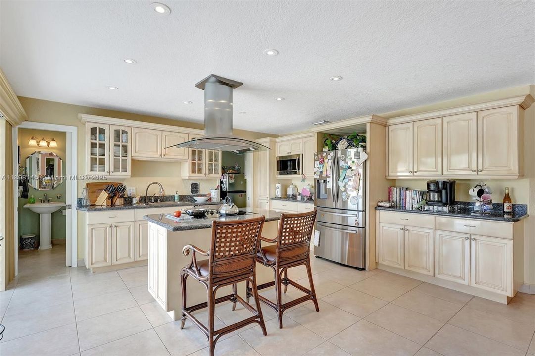 合同活跃: $1,749,900 (3 贝兹, 3 浴室, 2584 平方英尺)