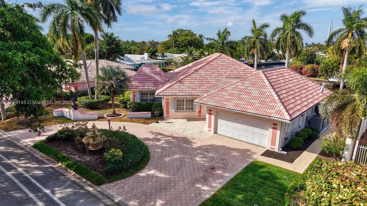 合同活跃: $1,749,900 (3 贝兹, 3 浴室, 2584 平方英尺)