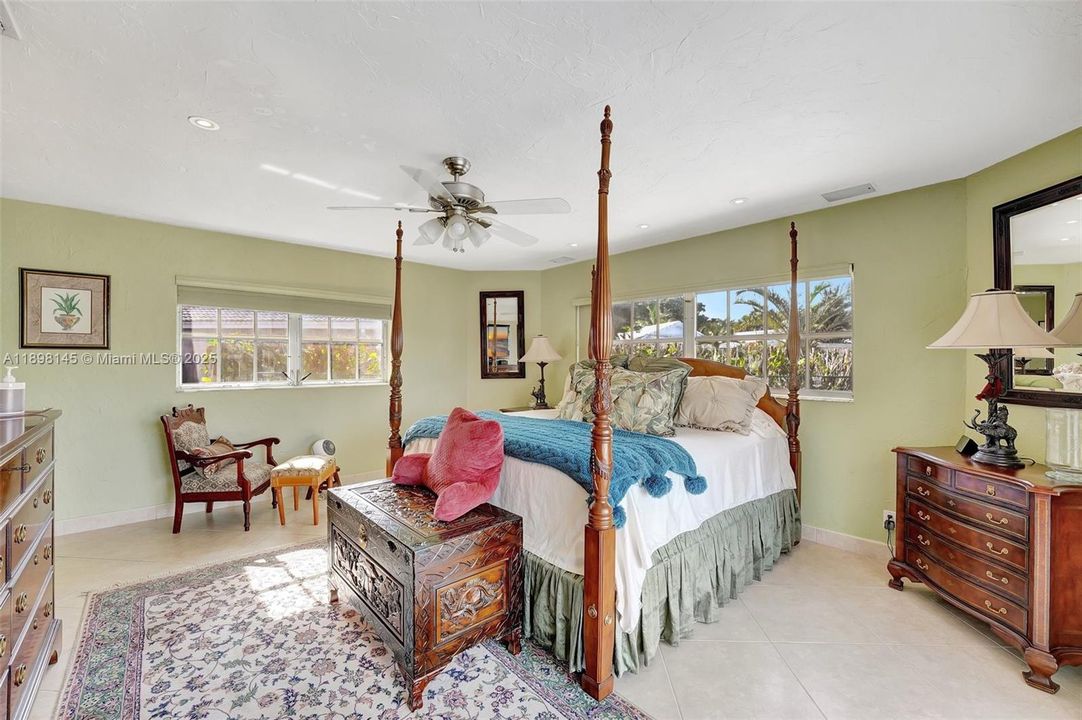 合同活跃: $1,749,900 (3 贝兹, 3 浴室, 2584 平方英尺)