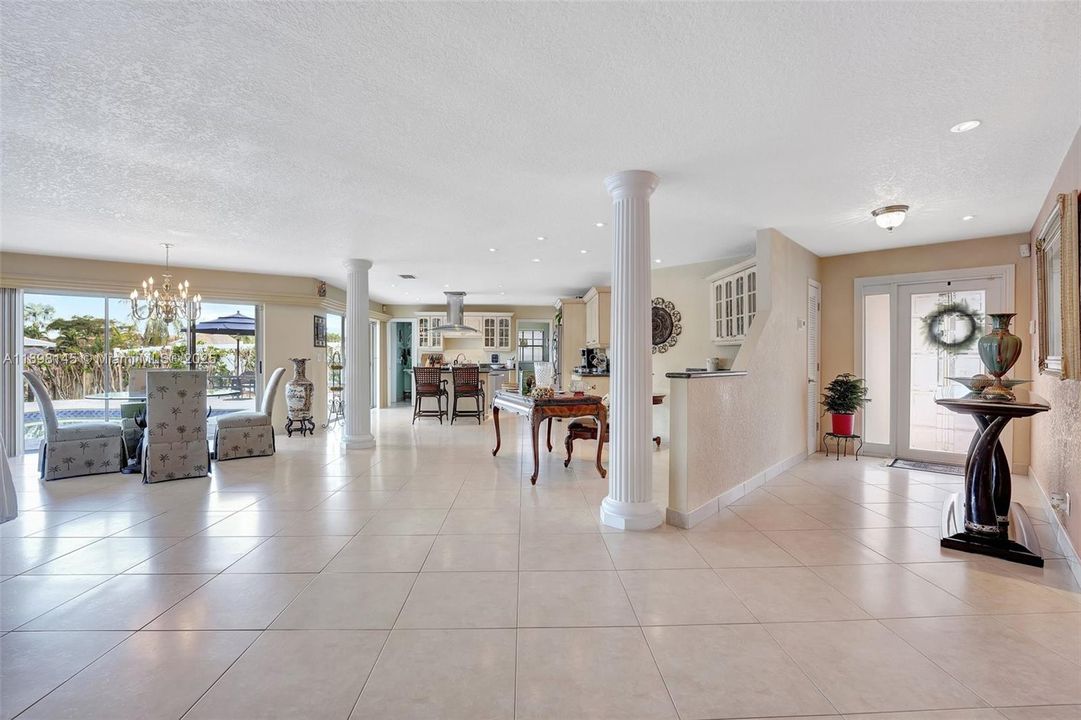 合同活跃: $1,749,900 (3 贝兹, 3 浴室, 2584 平方英尺)