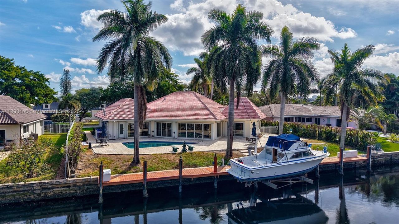 合同活跃: $1,749,900 (3 贝兹, 3 浴室, 2584 平方英尺)