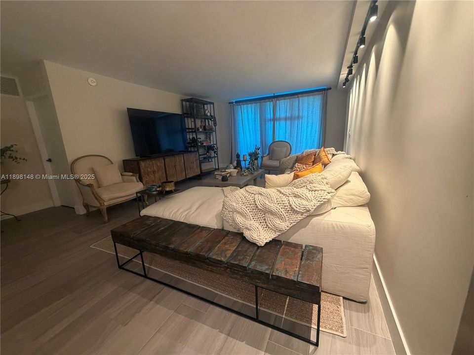 待售: $1,240,000 (2 贝兹, 2 浴室, 1409 平方英尺)