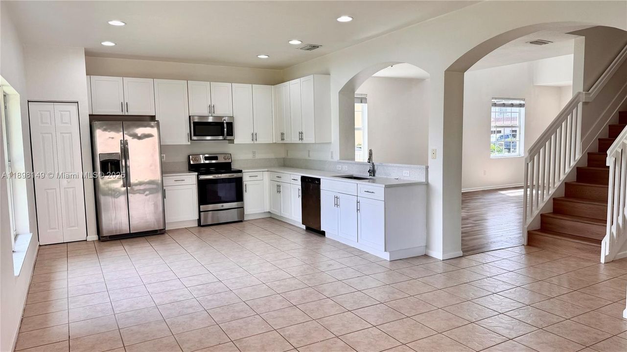 На продажу: $730,000 (4 спален, 2 ванн, 2290 Квадратных фут)