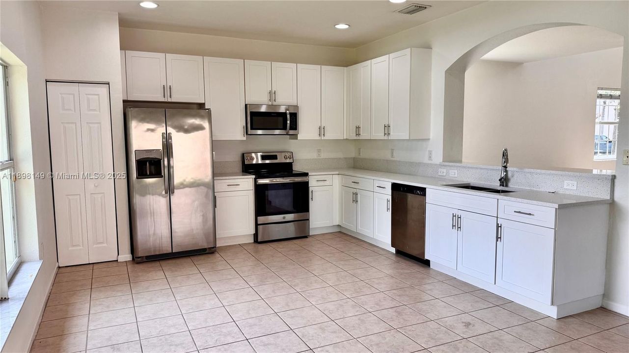 На продажу: $730,000 (4 спален, 2 ванн, 2290 Квадратных фут)