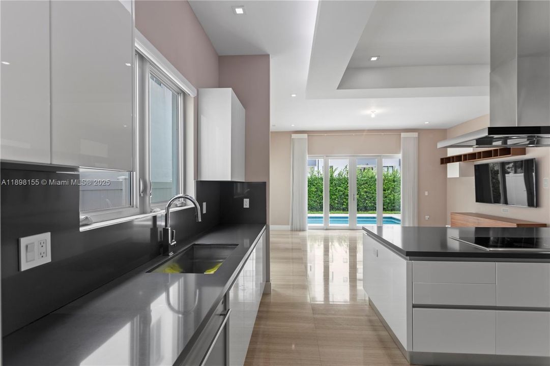 出租: $9,500 (5 贝兹, 5 浴室, 3616 平方英尺)