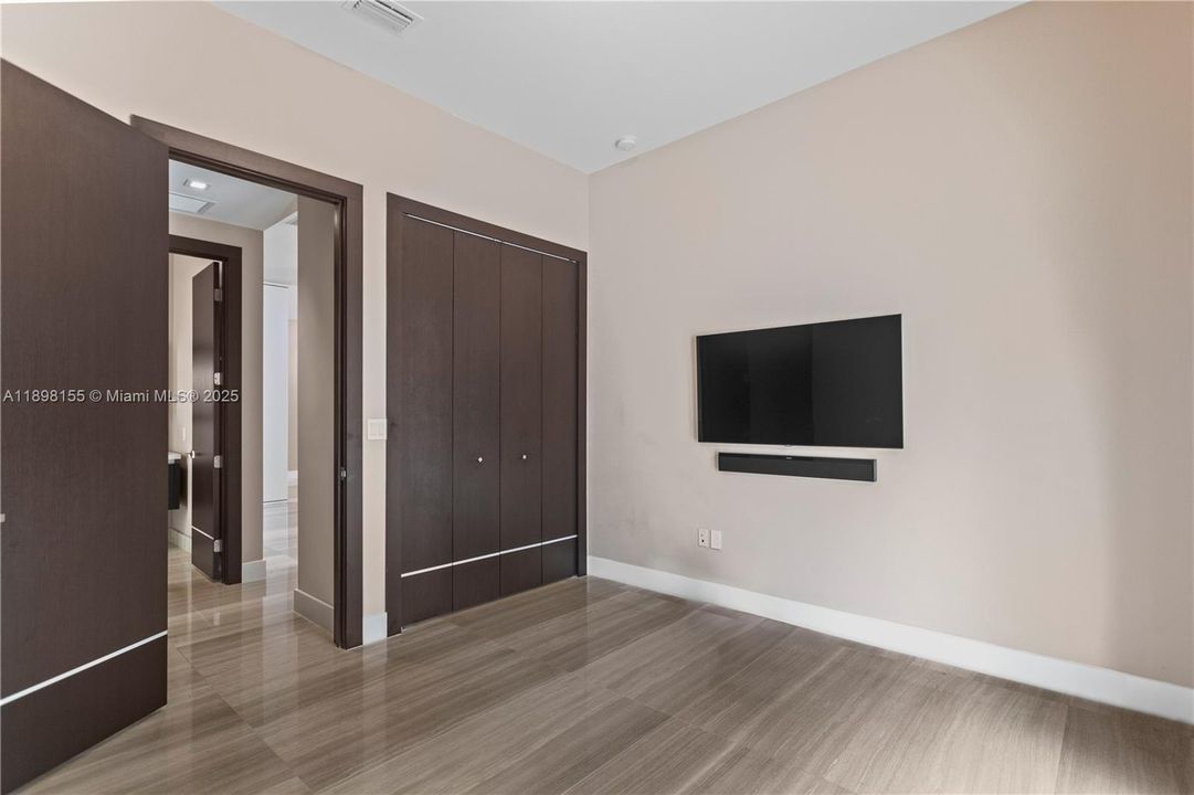 出租: $9,500 (5 贝兹, 5 浴室, 3616 平方英尺)