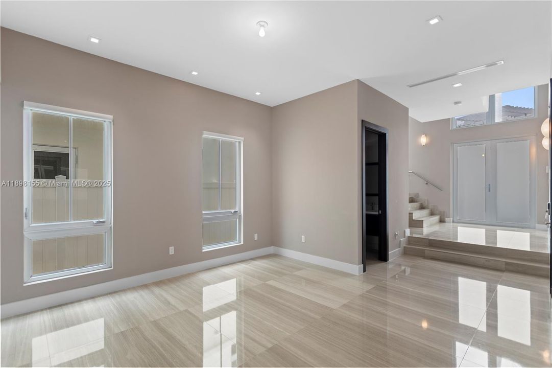 出租: $9,500 (5 贝兹, 5 浴室, 3616 平方英尺)