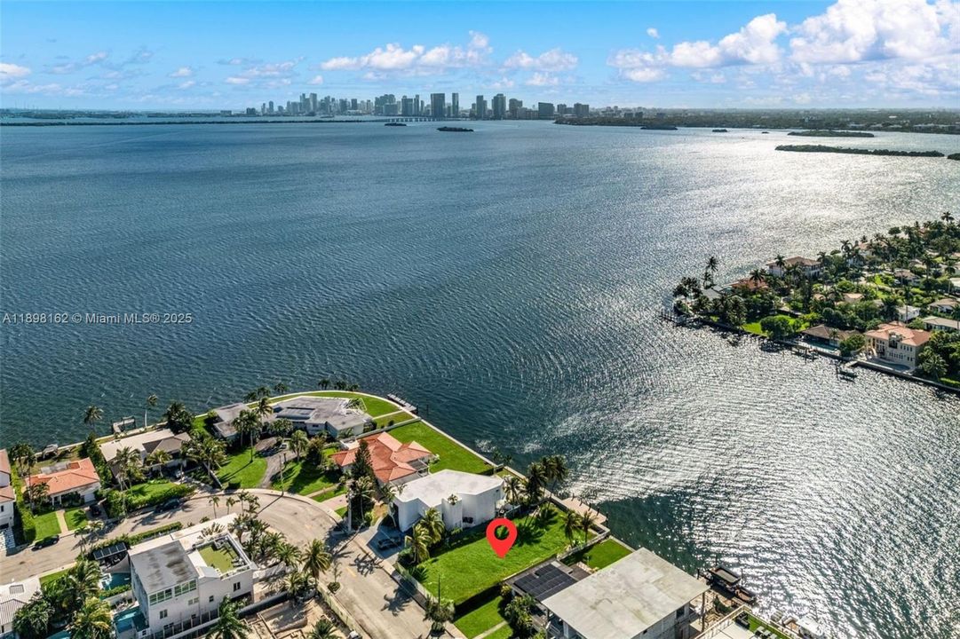 En Venta: $5,280,000 (0.19 acres)