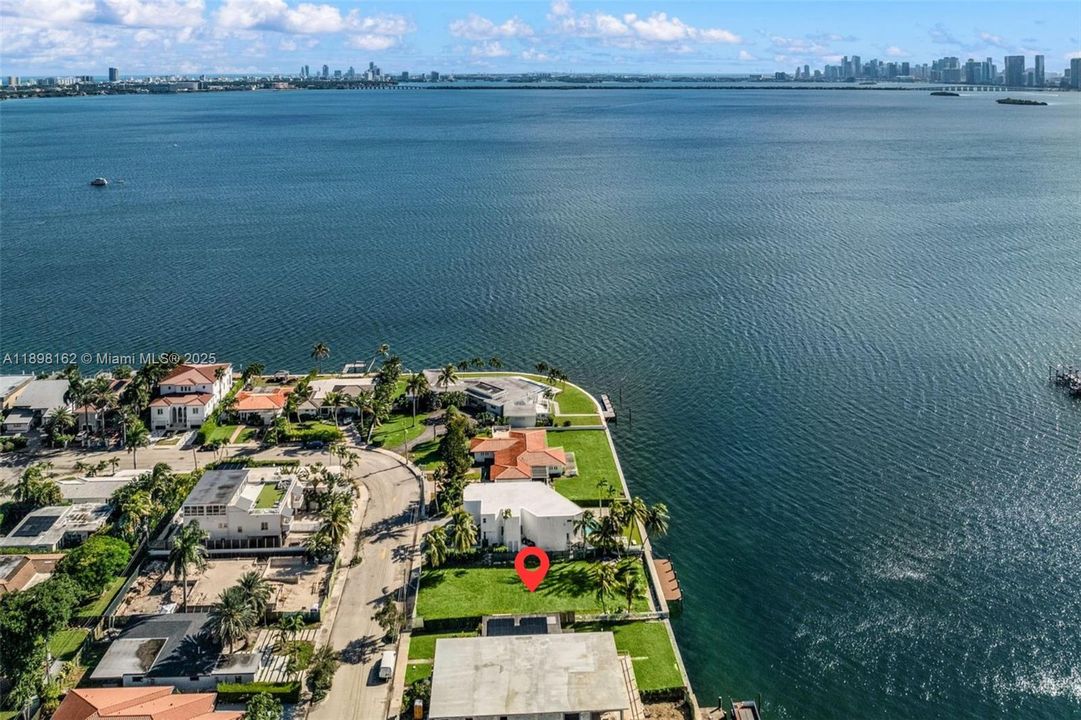 En Venta: $5,280,000 (0.19 acres)