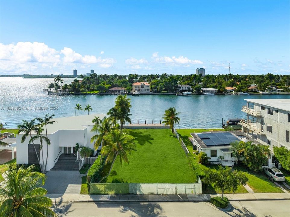 En Venta: $5,280,000 (0.19 acres)