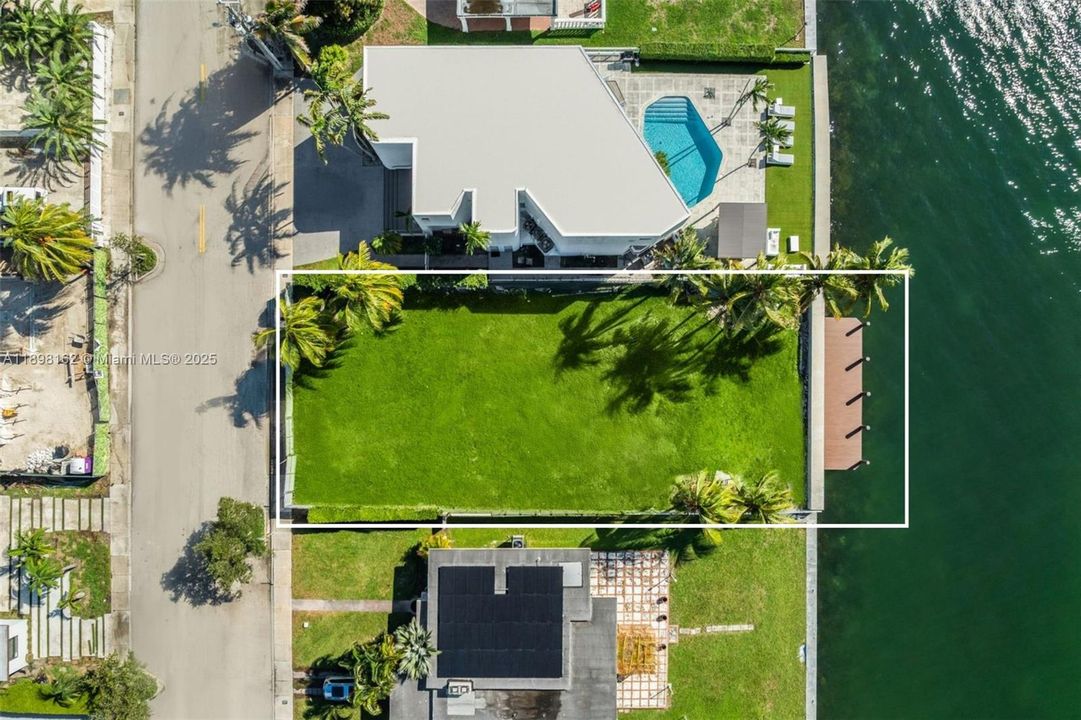 En Venta: $5,280,000 (0.19 acres)