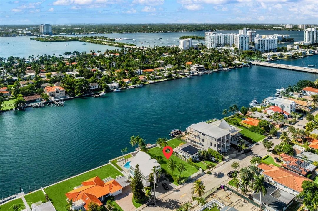 En Venta: $5,280,000 (0.19 acres)