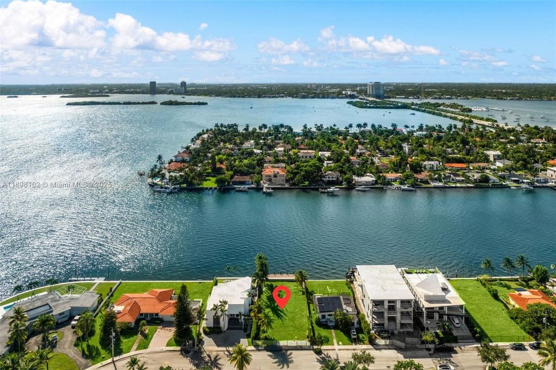 En Venta: $5,280,000 (0.19 acres)