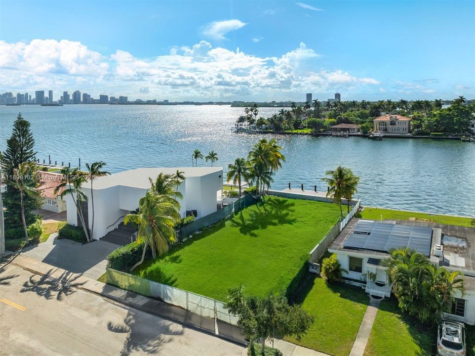 En Venta: $5,280,000 (0.19 acres)