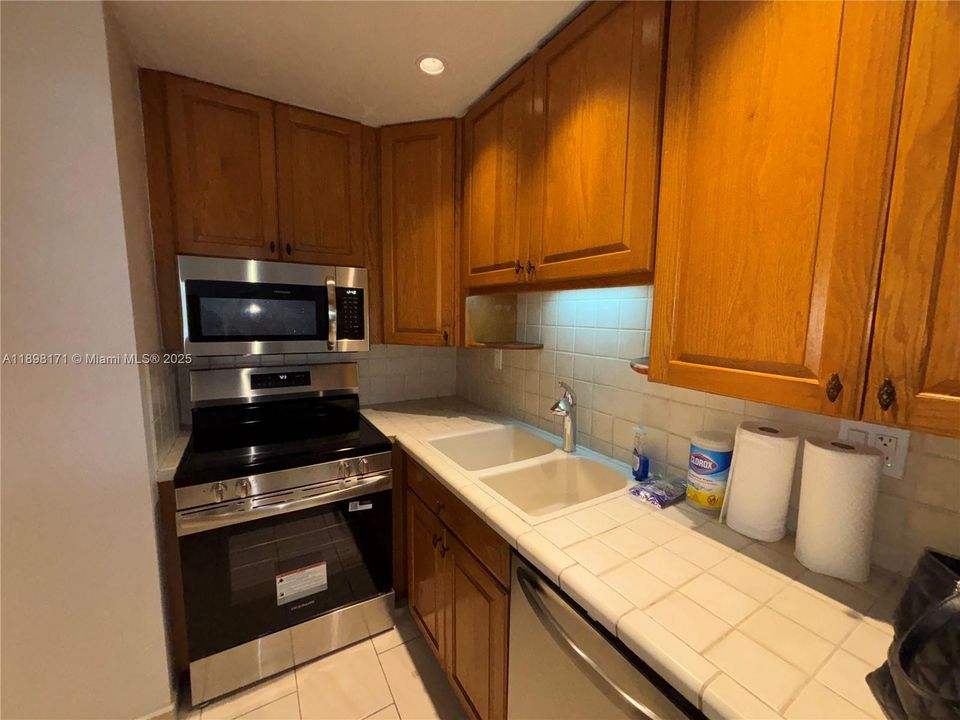 Active With Contract: $3,500 (2 beds, 2 baths, 1140 Square Feet)